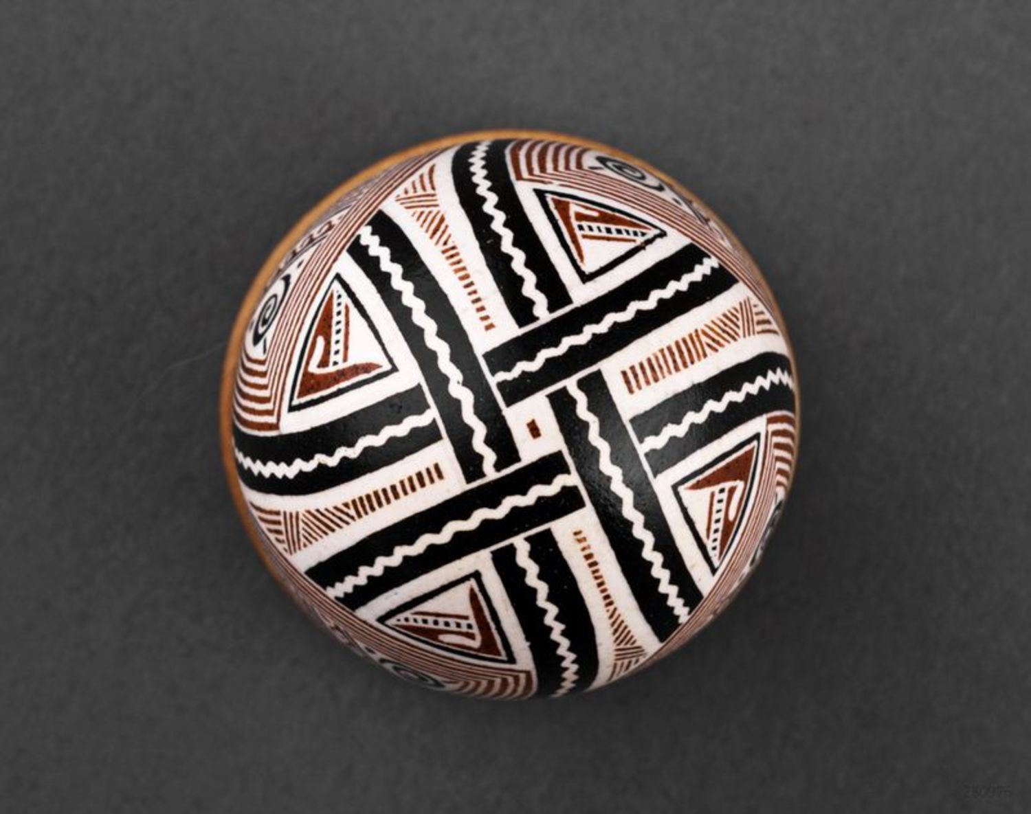 Pysanka with concise ornament photo 3