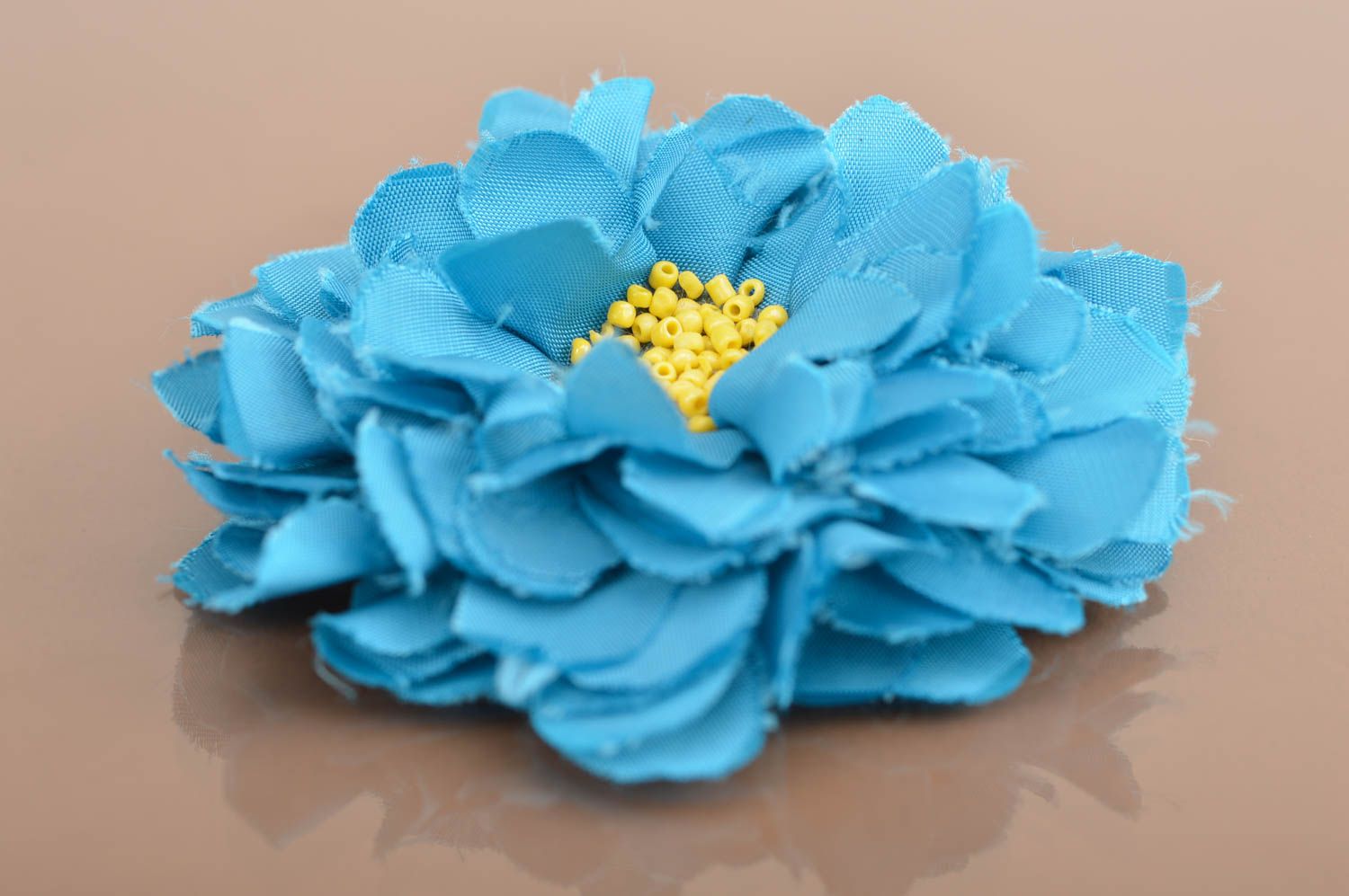 Брошь-заколка из искусственных цветов ручной работы тканевая красивая синяя фото 3
