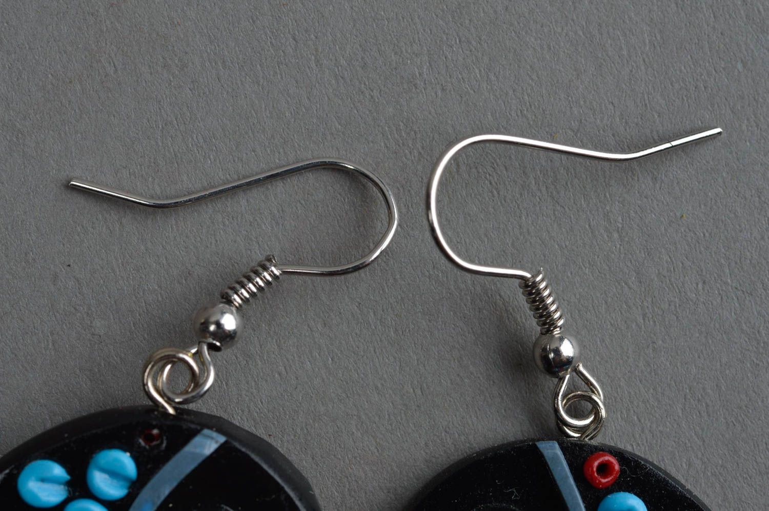 Handgemachte stilvolle Polymerton Ohrringe Fische in Schwarz und Blau für Damen foto 2