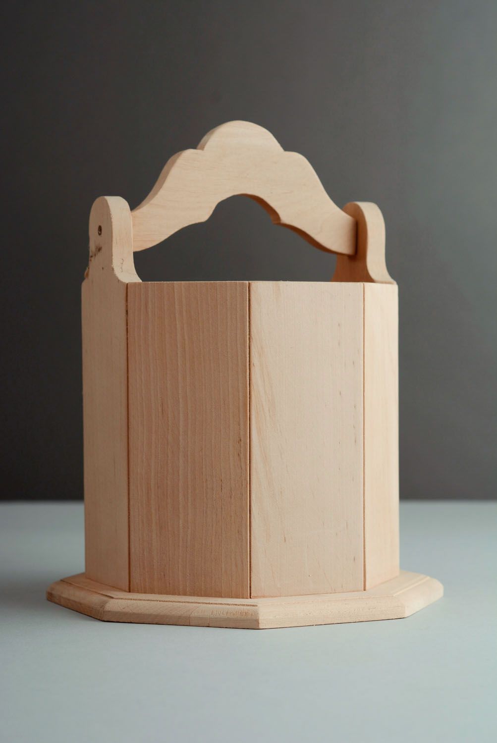 Em branco de madeira na forma de um balde foto 1