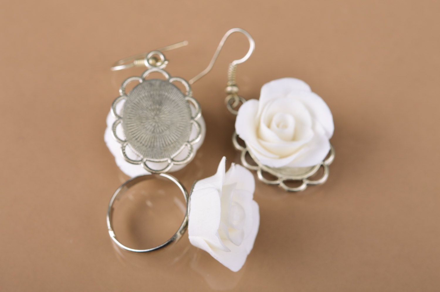 Set of handmade polymer clay flower jewelry 2 items dangle earrings and ring of white color photo 2
