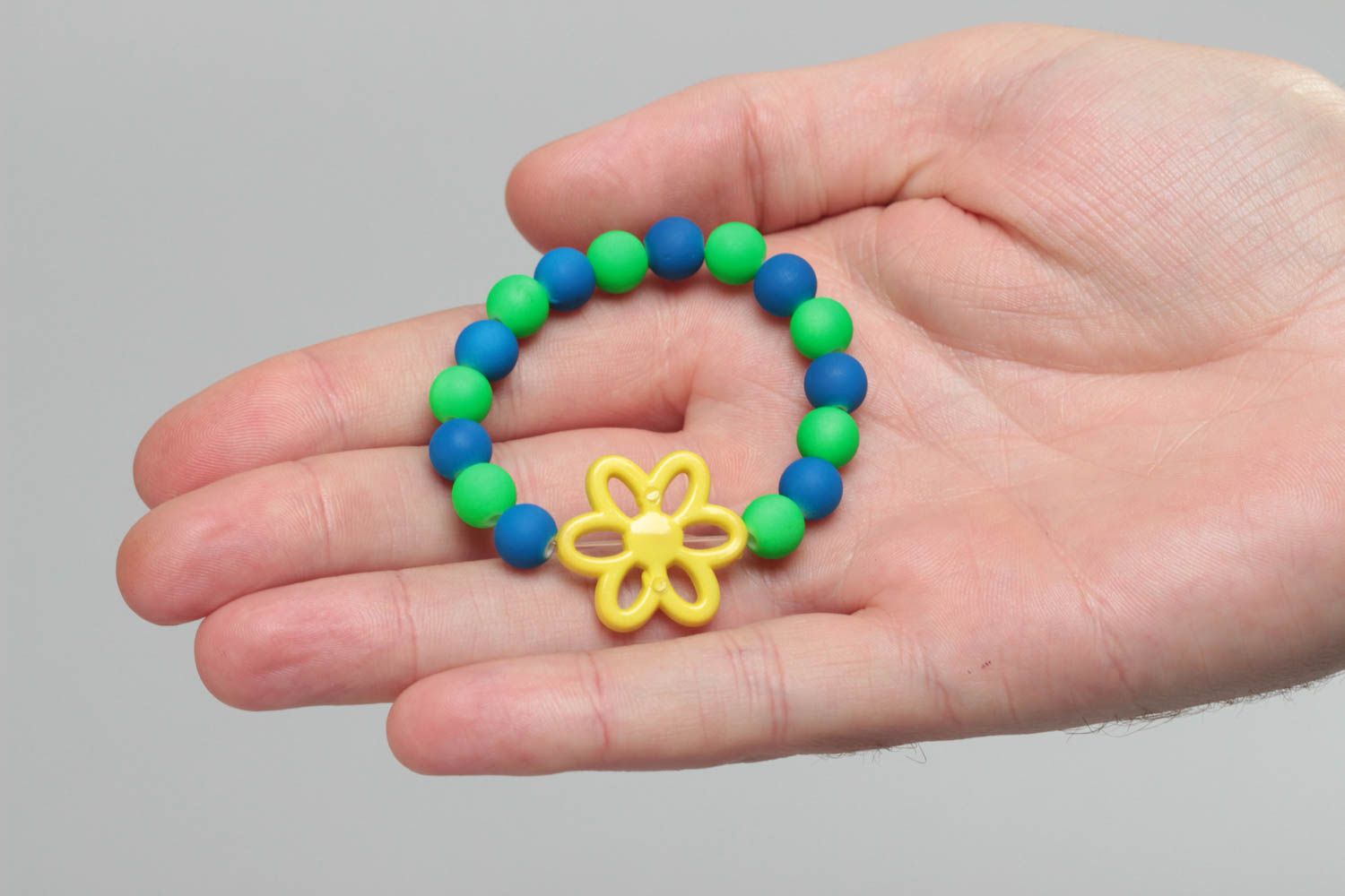 Grün blaues handmade Armband aus Polymerton mit großer Perle in Form von Blume foto 5