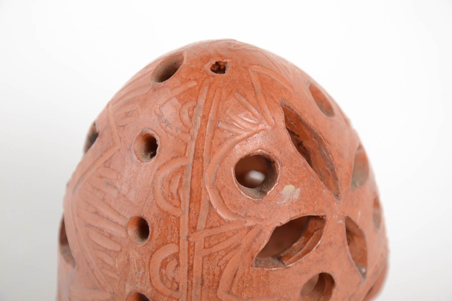 Коричневый глиняный подсвечник ручной работы в форме яйца ажурный красивый фото 3