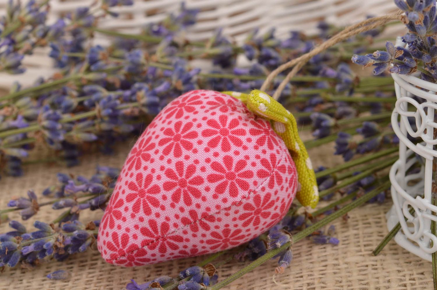 Интерьерная подвеска клубничка в цветочек хлопковая ручной работы для декора фото 1