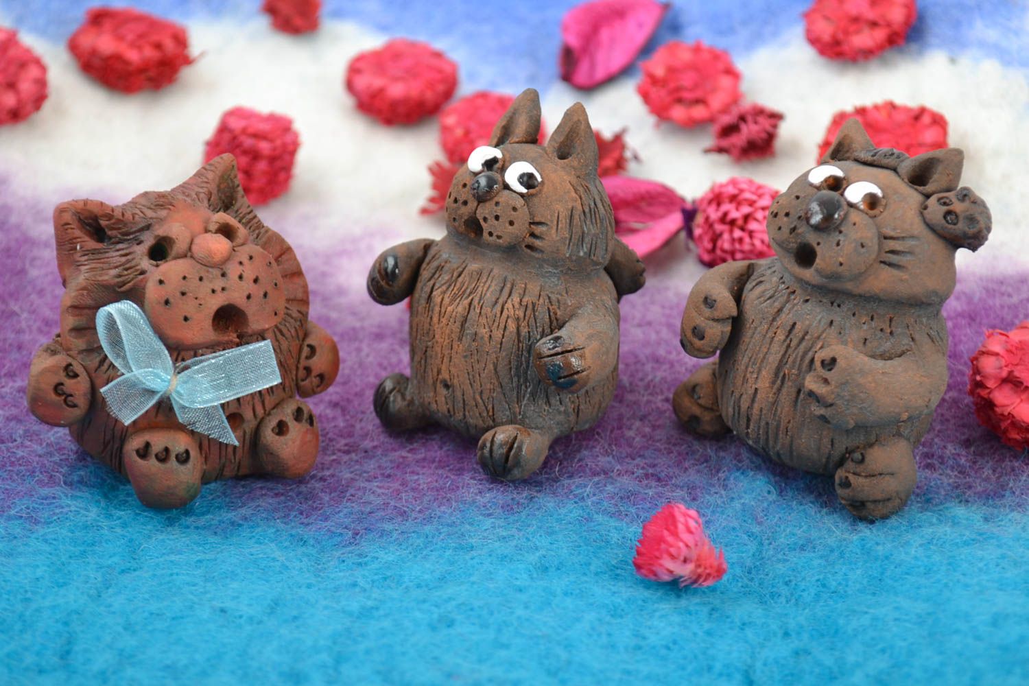 Набор керамических фигурок в виде котов из красной глины ручной работы 3 штуки  фото 1
