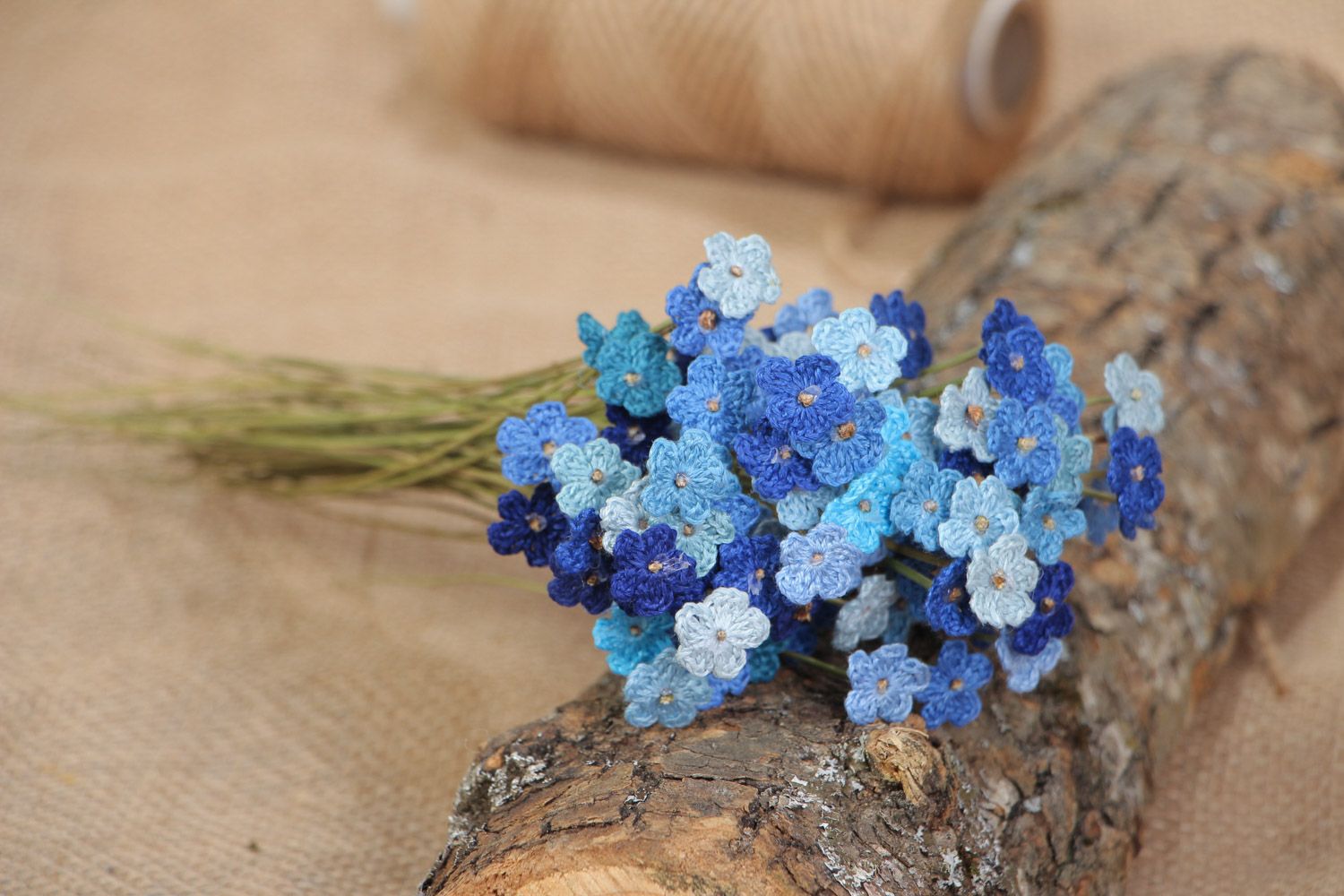 Bouquet de fleurs artificielles tricotées au crochet bleues faites main photo 1