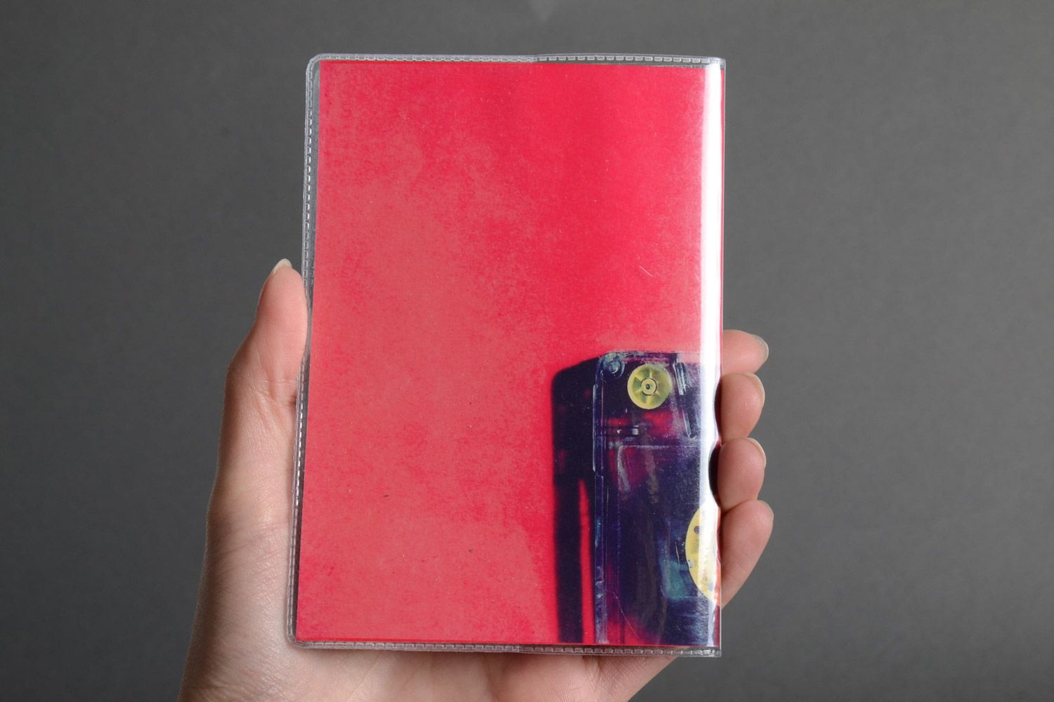 Яркая розовая пластиковая обложка на паспорт ручной работы красивая для девушки фото 5