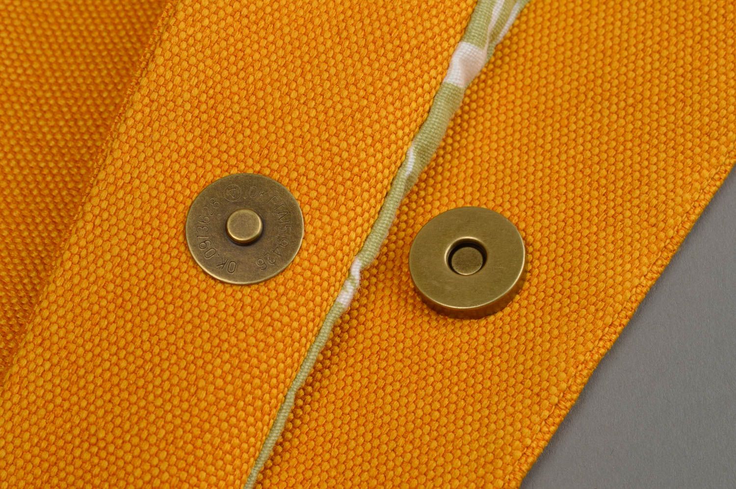 Sac à main en suède artificiel fait main orange avec poche et bouton magnétique photo 5