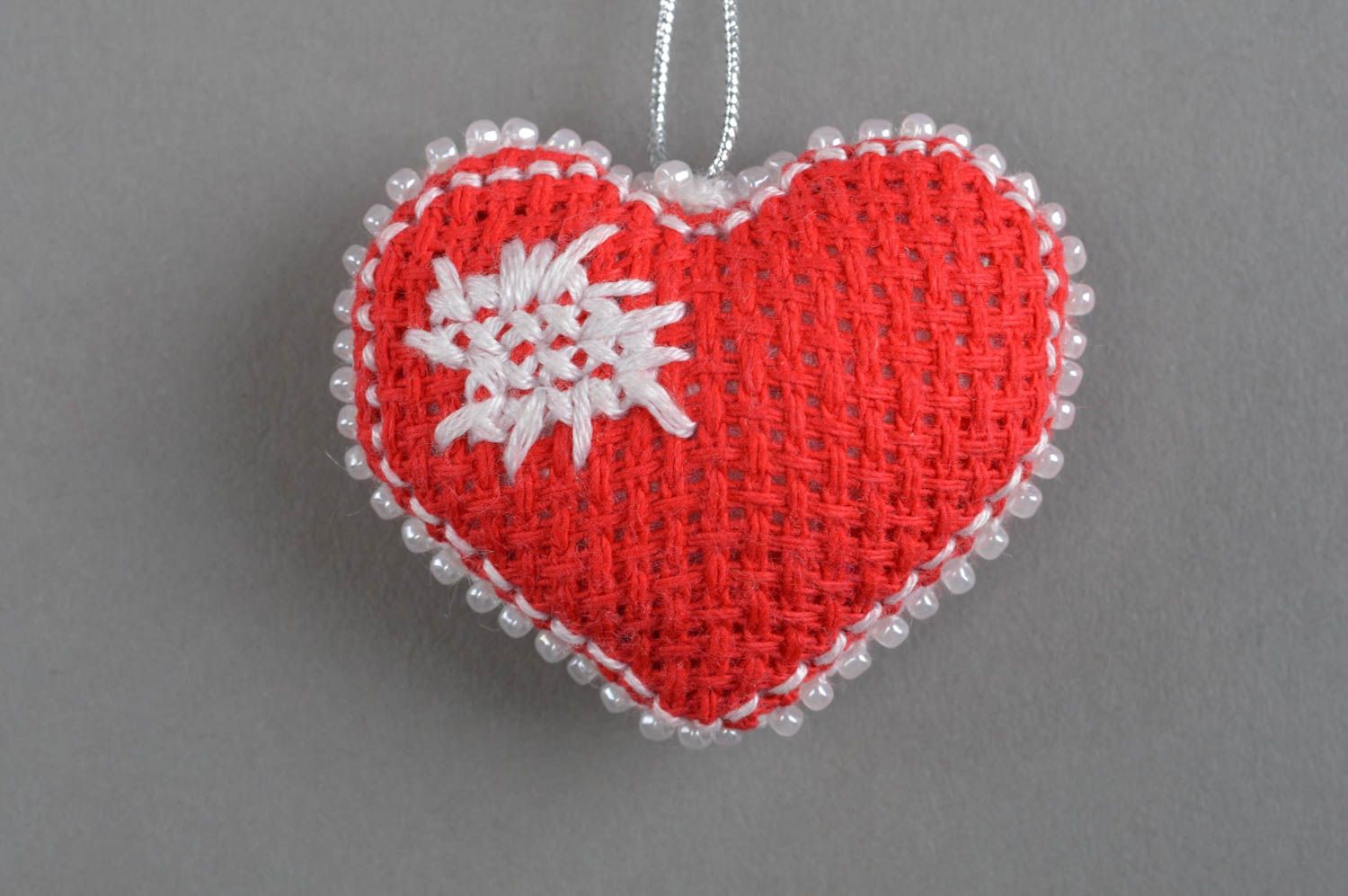 Porte-clefs en forme de coeur en canevas avec broderie fait main rouge photo 3