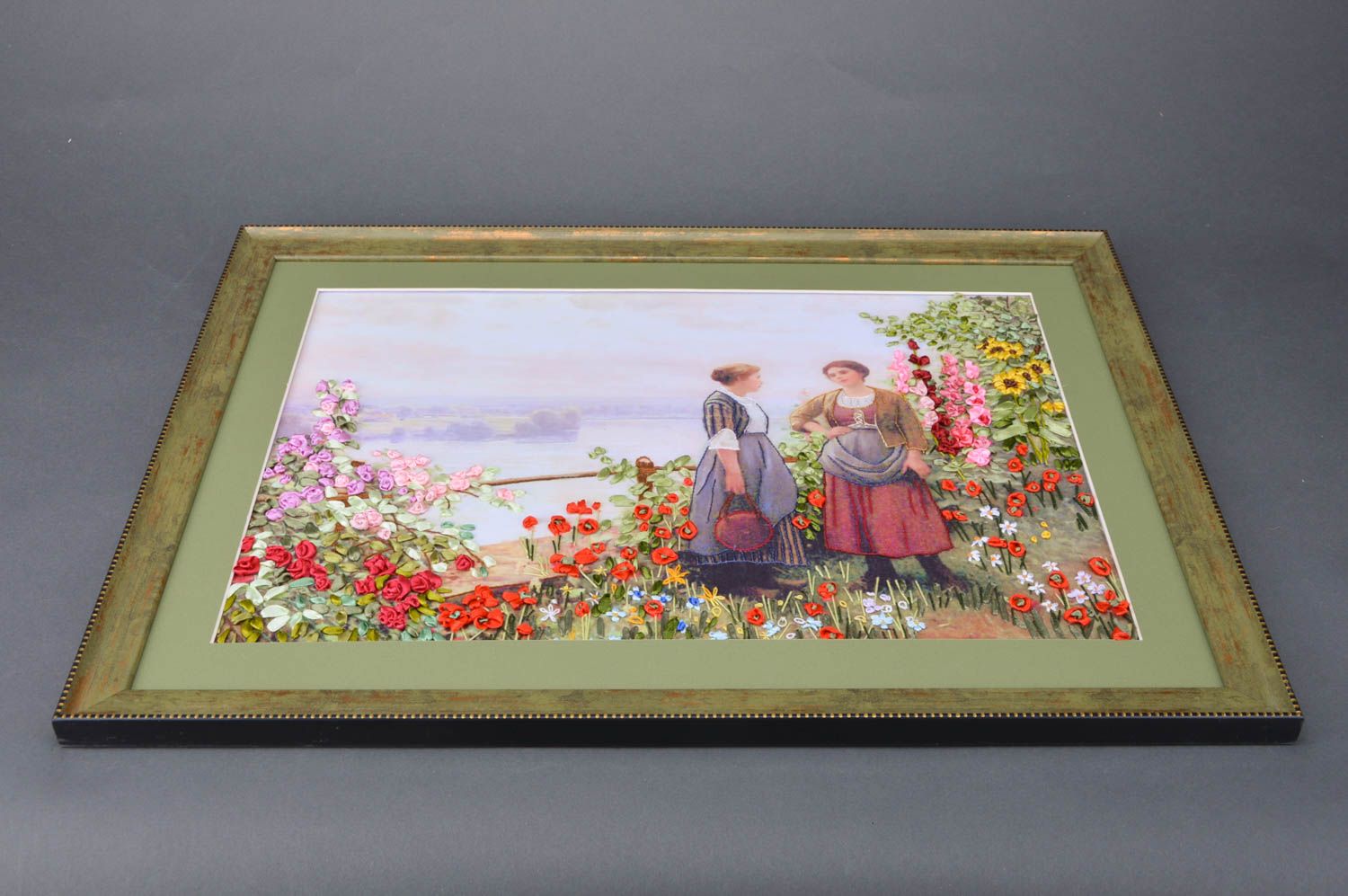 Cuadro bordado con cintas artesanal enmarcado en lienzo con flores y chicas foto 2