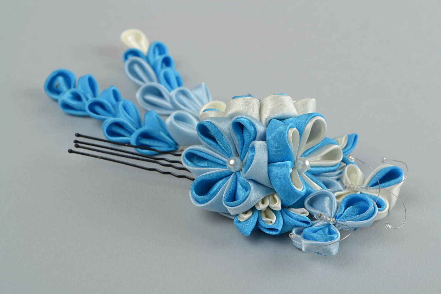 Шпилька с цветком из атласных лент в технике канзаши белая с голубым хенд мейд фото 5