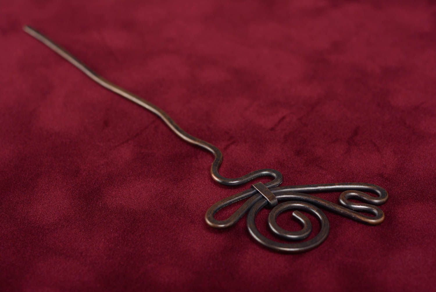 Schöne künstlerische elegante Haarnadel aus Metall in der Wire Wrap Technik foto 1