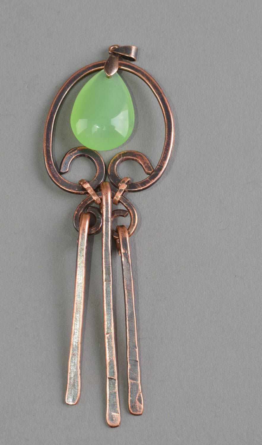 Pendentif en cuivre avec perle de verre verte technique du forgeage fait main photo 2
