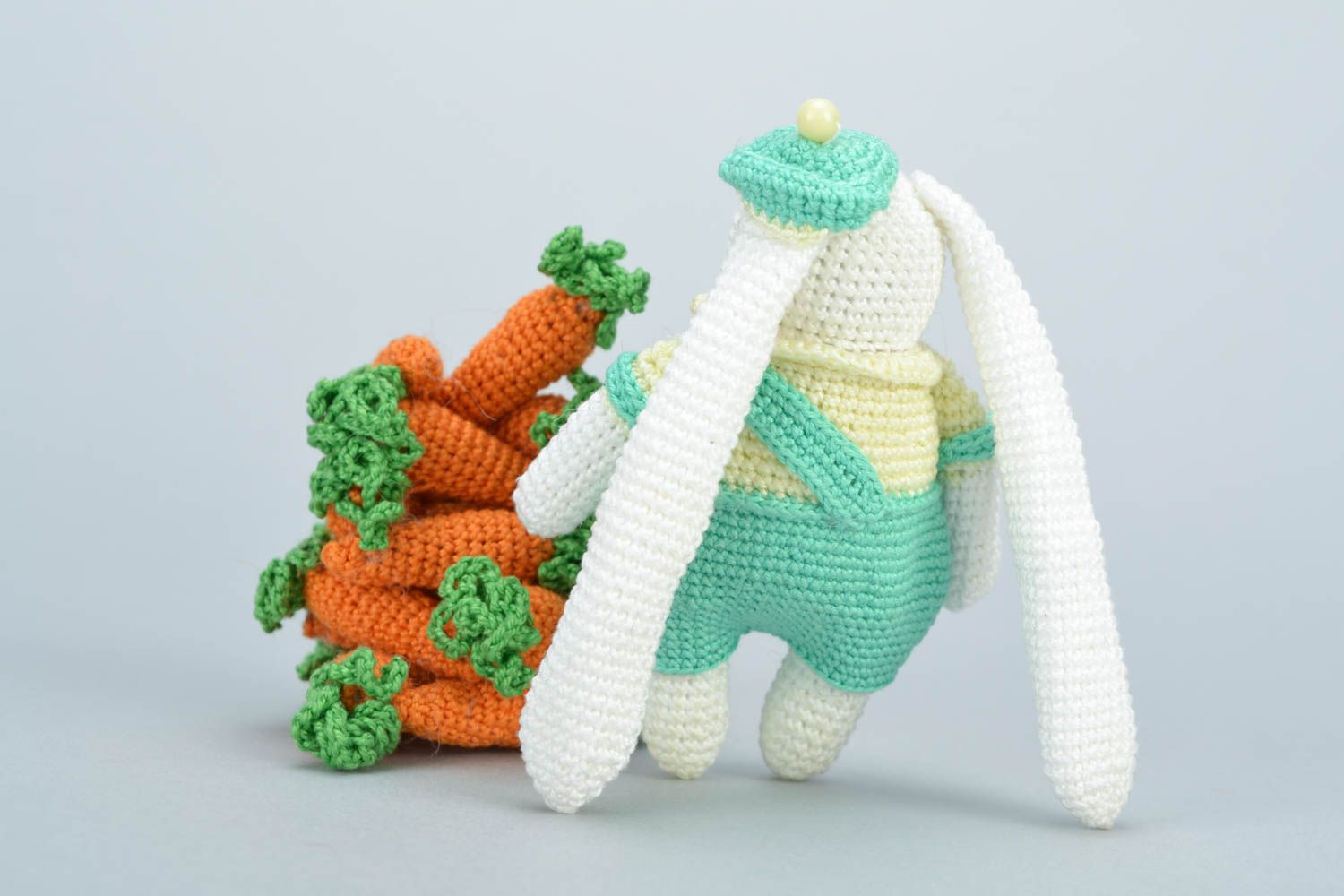 Poupée en tissu Lièvre faite main tricot avec carottes accessoire pour enfant photo 5