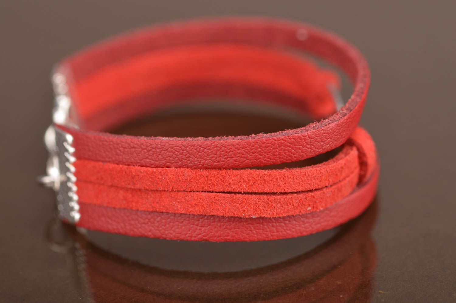 Künstlerisches rotes Armband aus Leder handmade Schmuck für Frauen Infinitum foto 4