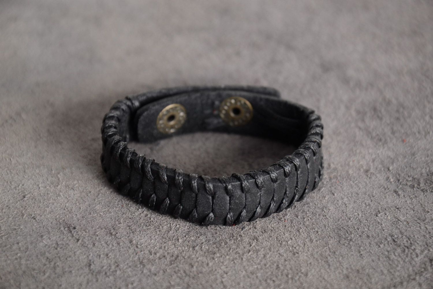 Черный наручный браслет из натуральной кожи ручной работы авторского дизайна фото 1