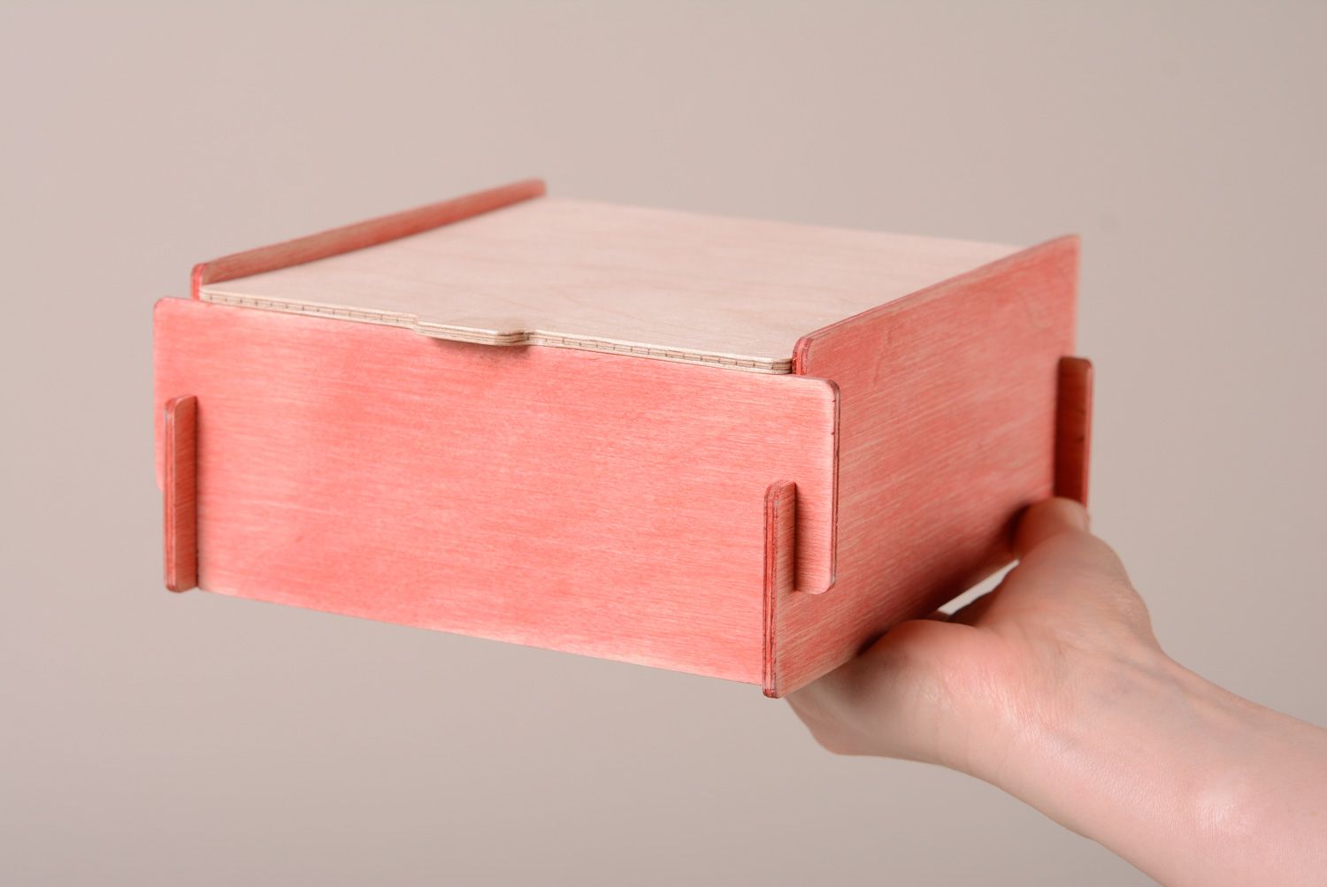Деревянная шкатулка розовая квадратная фото 3