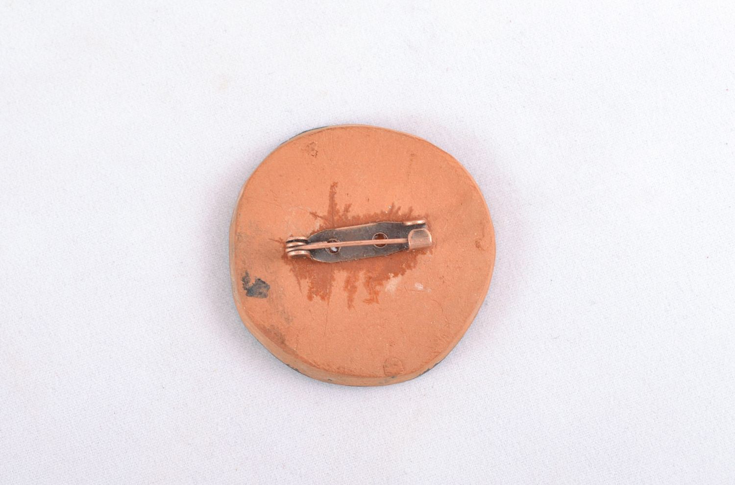 Round ceramic brooch with crane image photo 5