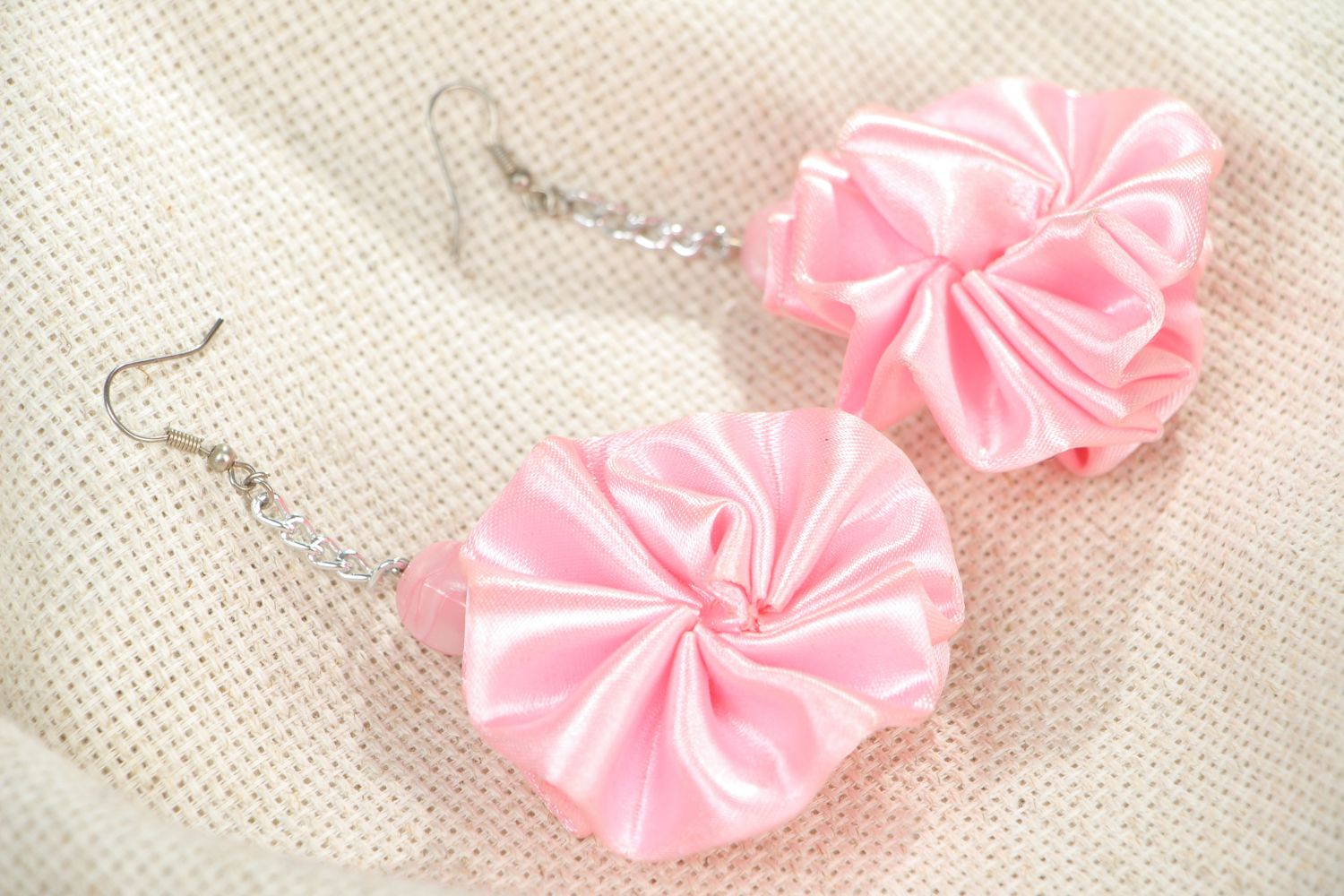 Handgemachte Ohrringe aus Atlas rosa Blumen zart foto 4
