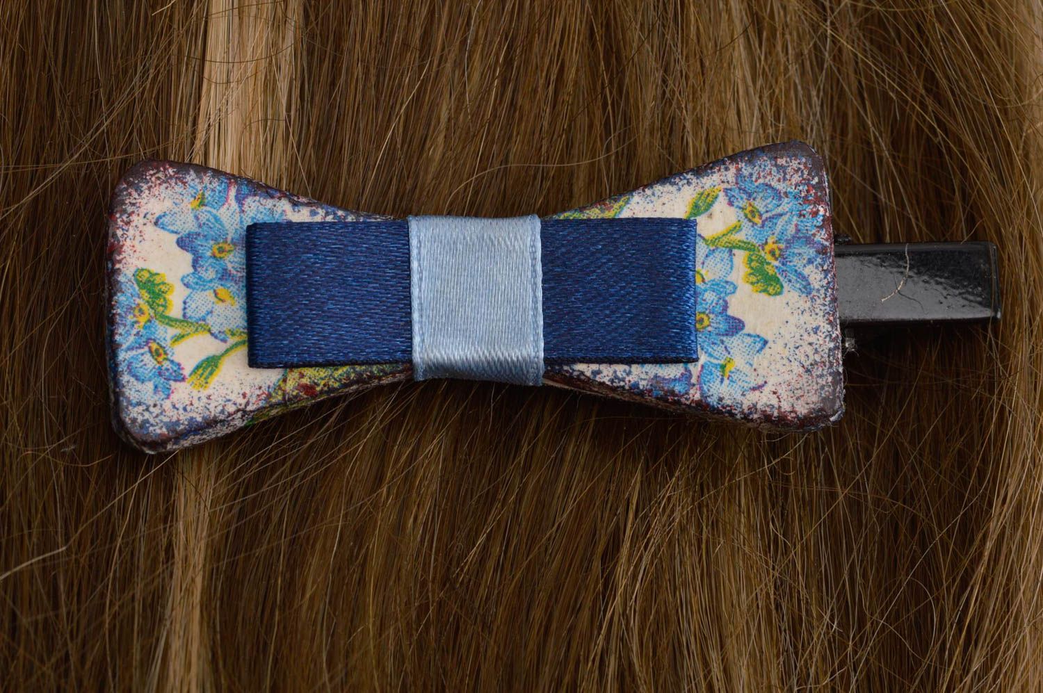 Pinza de pelo hecha a mano regalo para mujeres accesorio artesanal color celeste foto 1