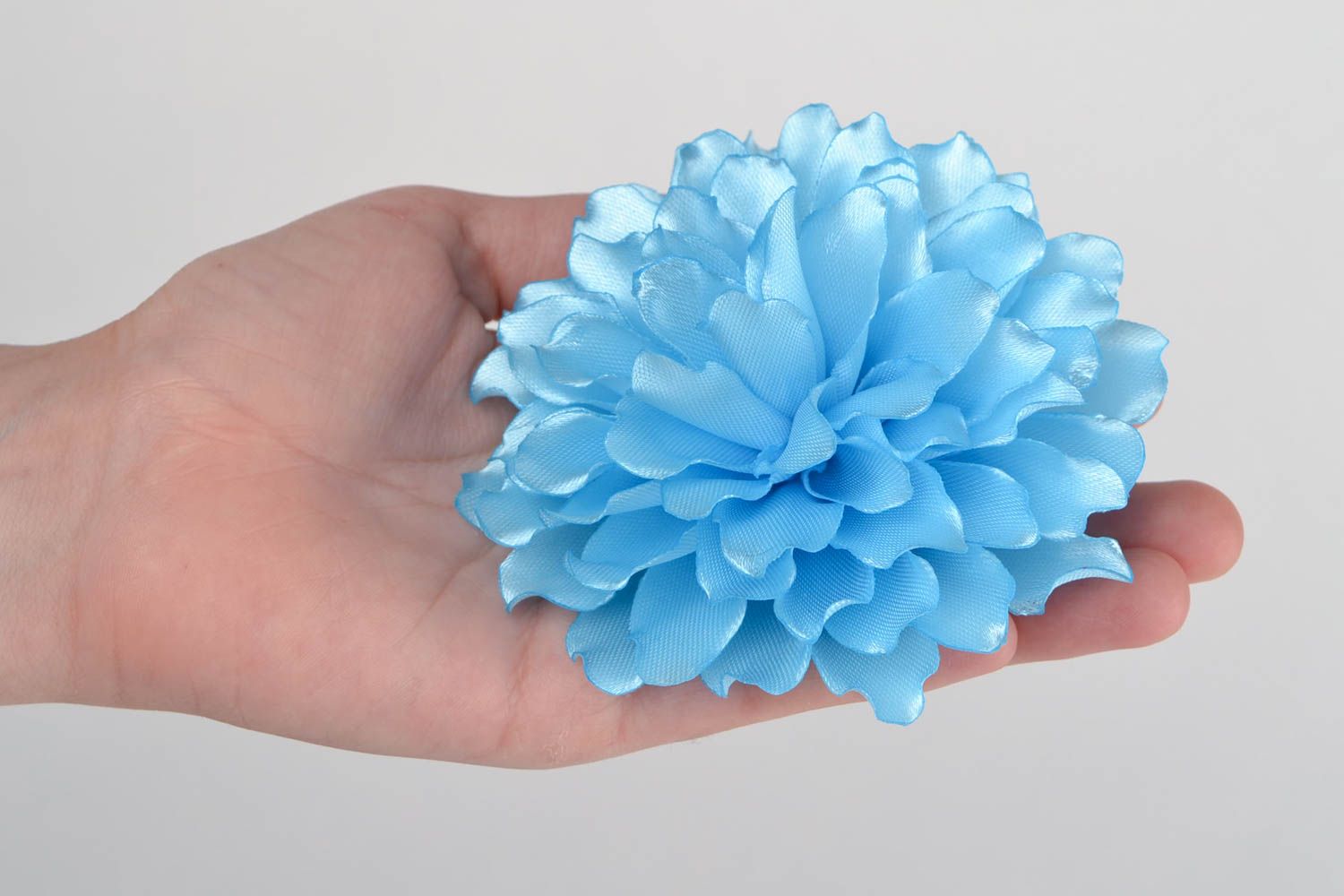 Голубая резинка для волос с цветком из атласных лент ручной работы объемная фото 2