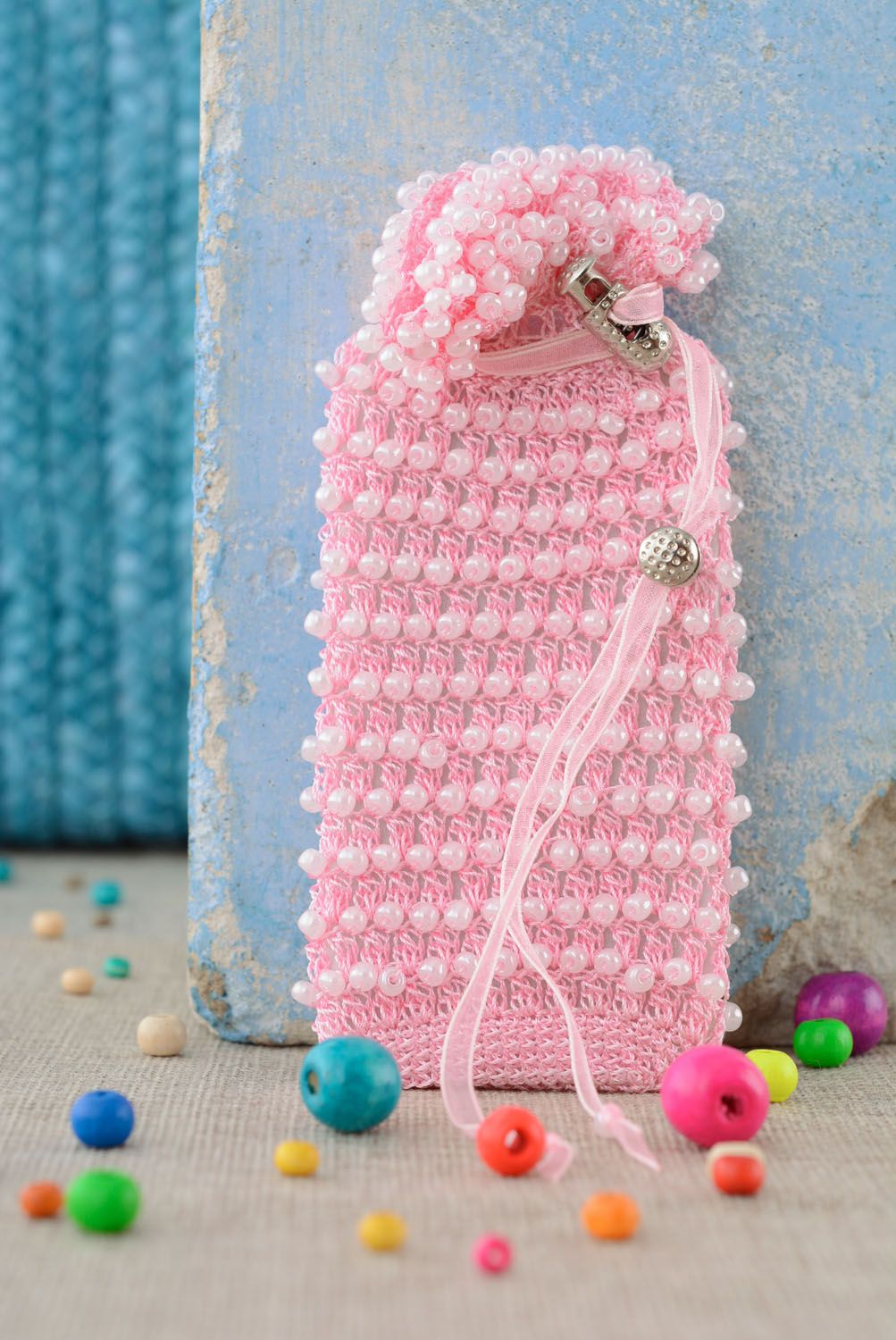 Housse pour téléphone tricotée en perles de rocaille tchèques rose faite main photo 1