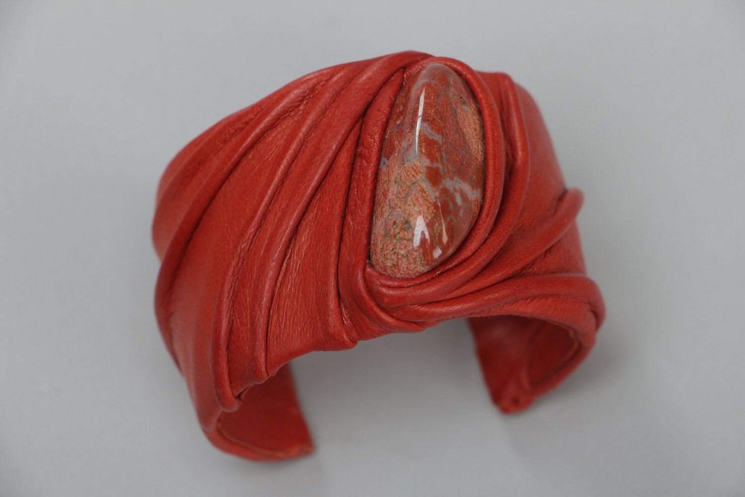 Широкий кожаный браслет с яшмой с регулируемым размером ручной работы красный фото 2