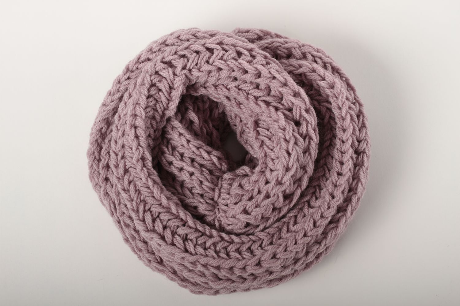 Sciarpa di lana fatta a mano accessorio all'uncinetto da donna in colore lilla foto 5