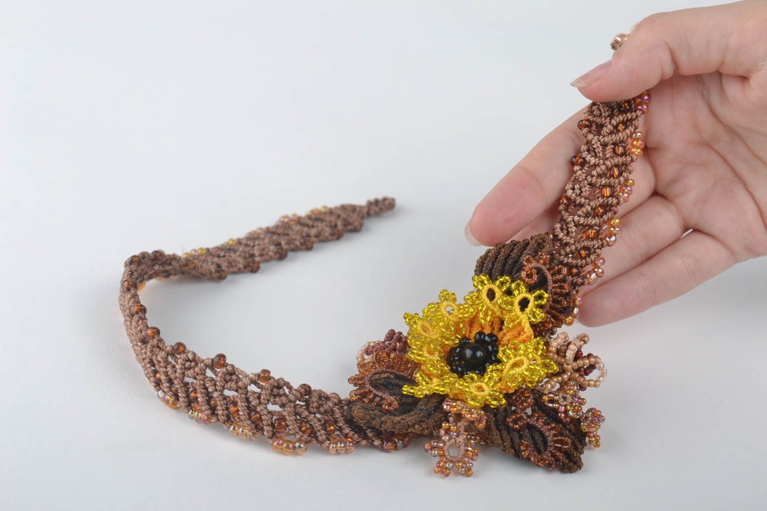 Collier macramé Broche fait main brun jaune avec fleur Accessoires femme photo 5
