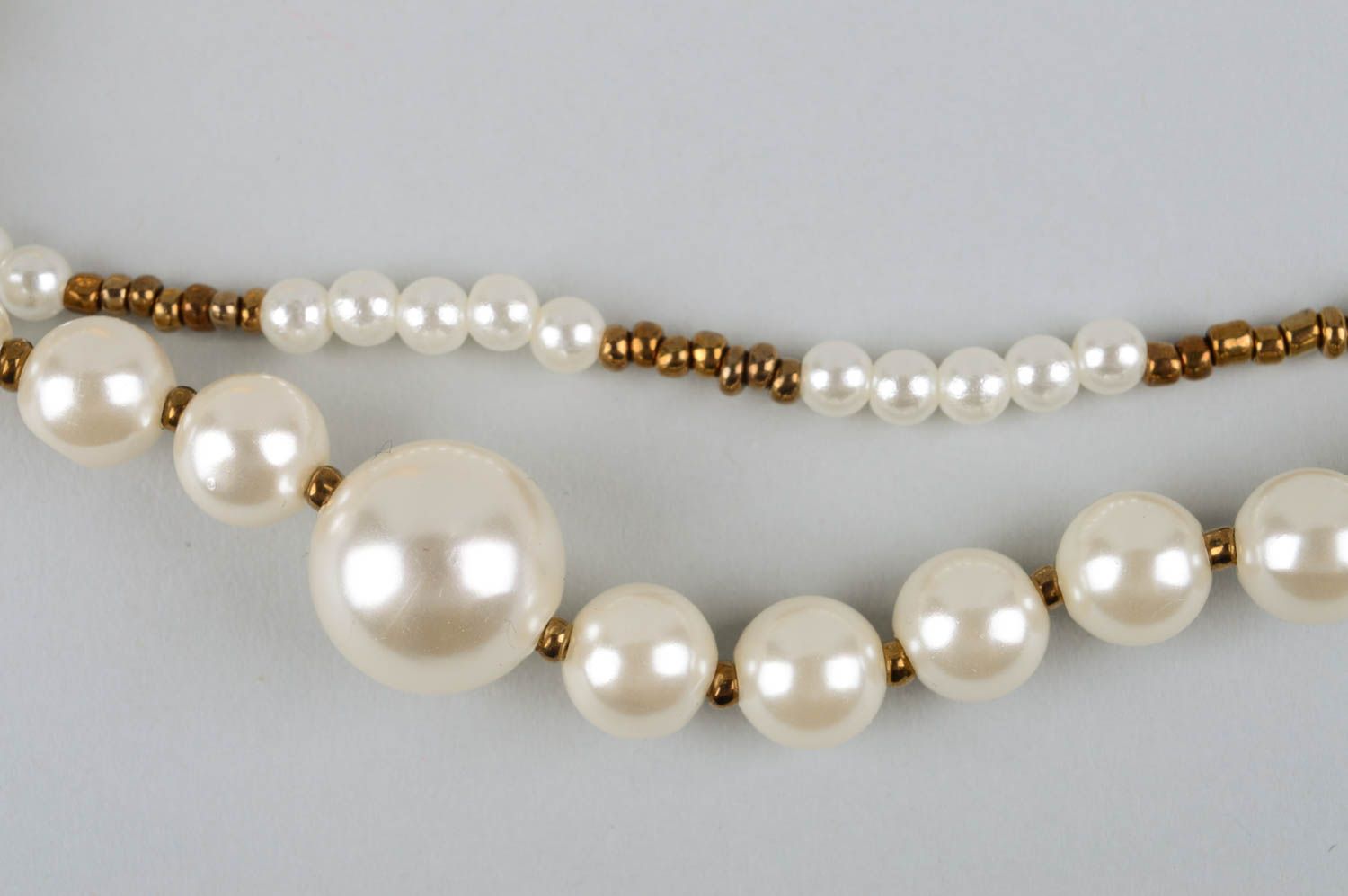 Armband handmade Schmuck aus Perlen Frauen Accessoire Armband weiß goldfarbig foto 3