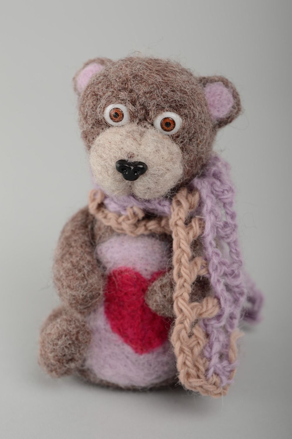 Jouet décoratif en laine feutrée fait main Ours avec écharpe tricotée photo 1