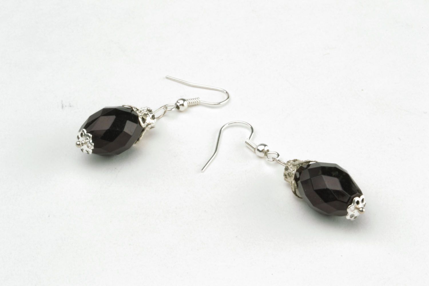 Boucles d'oreilles pendantes en perles noires photo 4