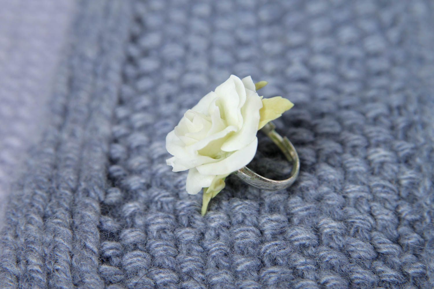 Anello con rosa bianca fatto a mano anello di metallo bigiotteria donna foto 1