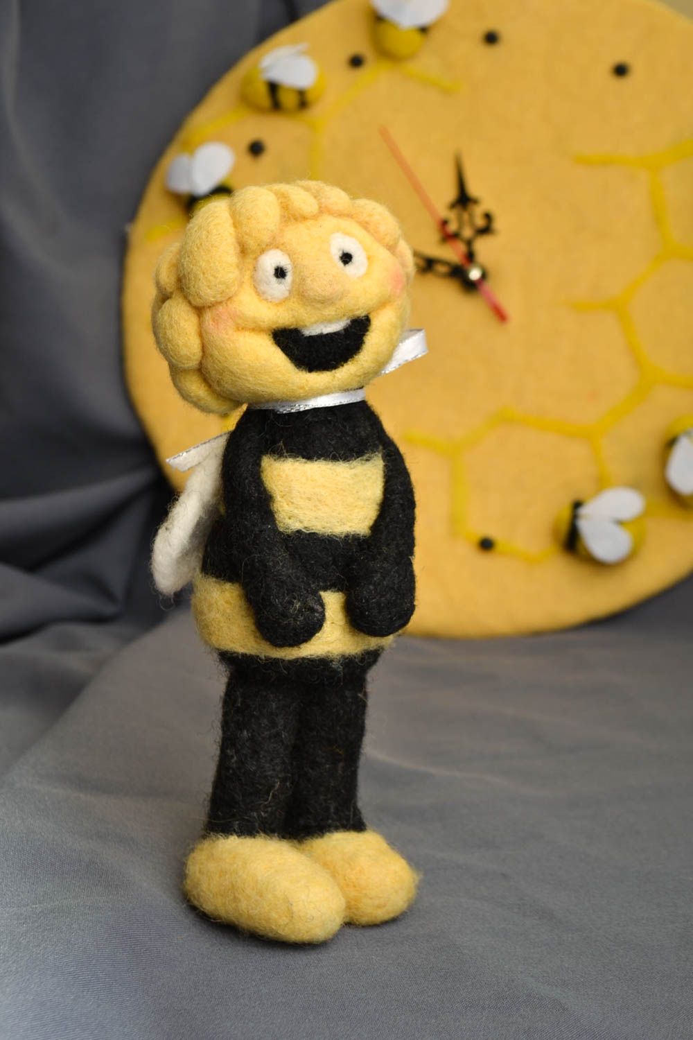 Peluche abeille Jouet fait main en laine feutrée original Cadeau pour enfant photo 1