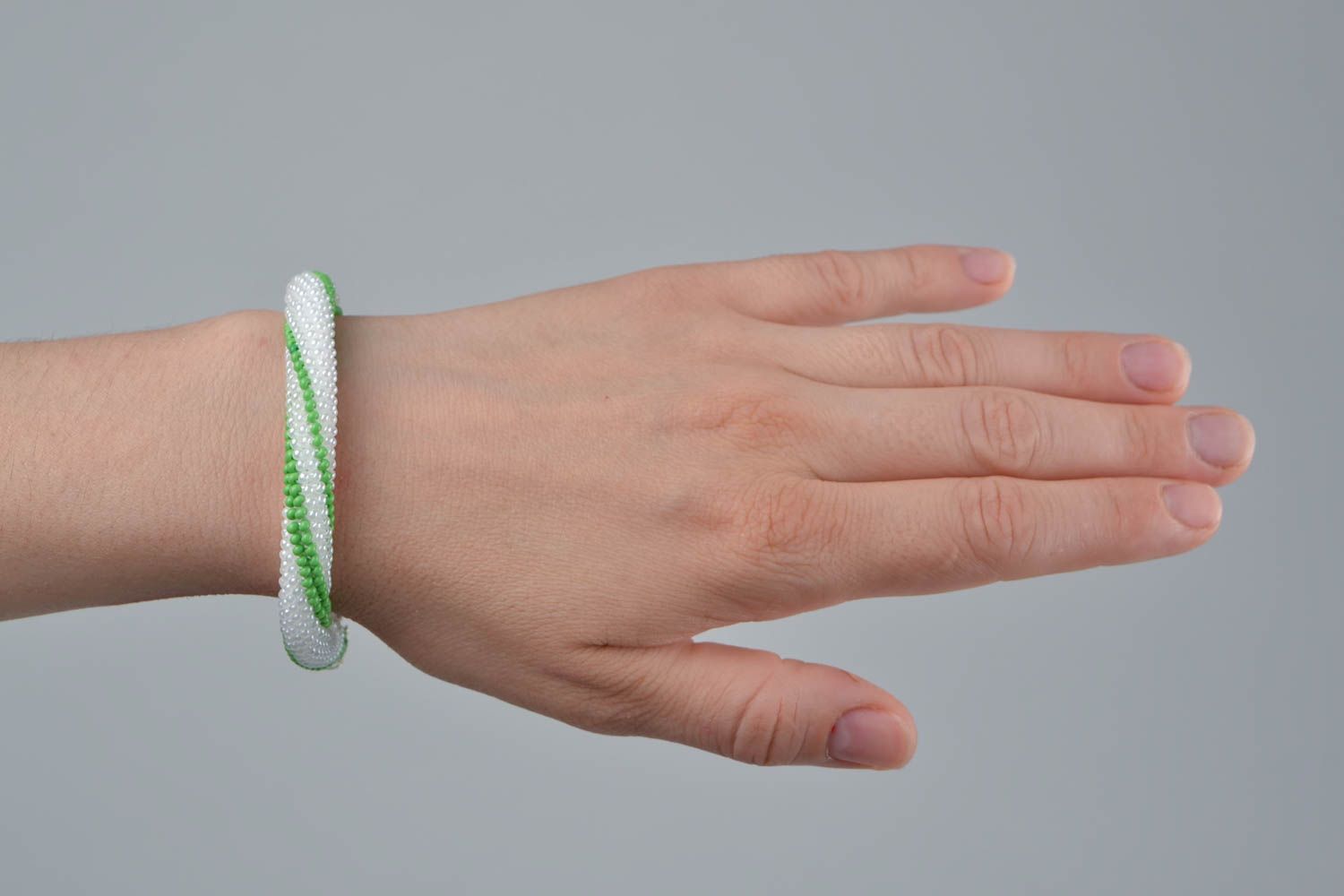 Bracelet en perles au crochet blanc vert fait main accessoire original photo 2