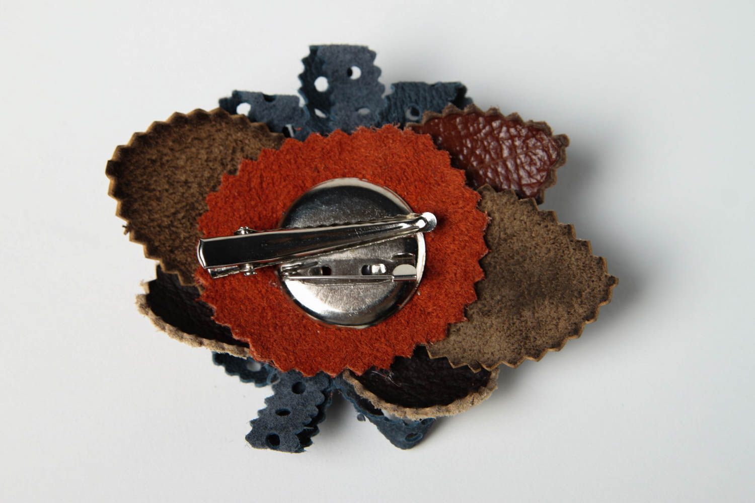 Spilla a forma di fiore di cuoio fatta a mano accessori originali fermaglio  foto 5