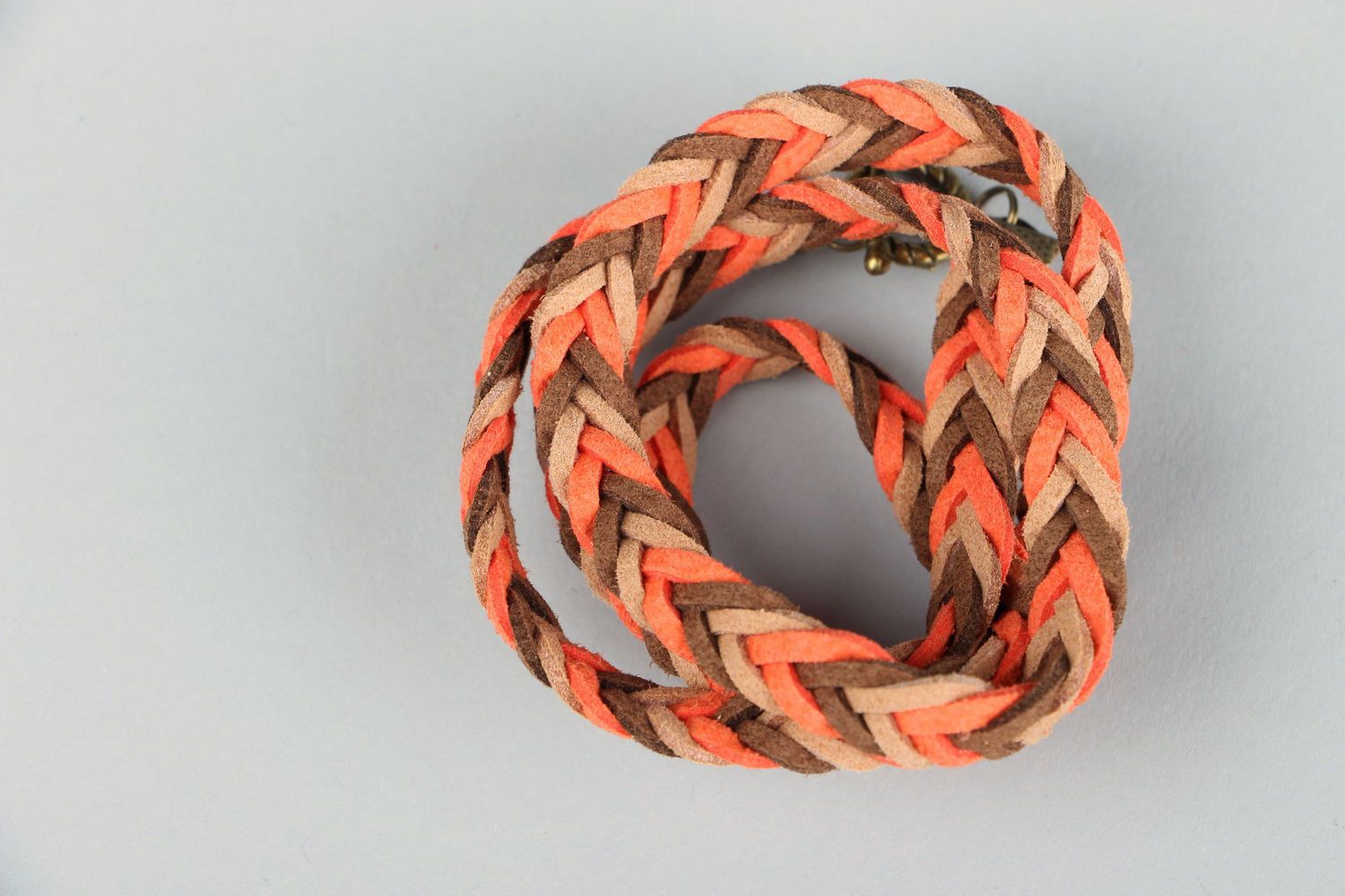 Bracelet fait main en daim de couleurs orange et marron  photo 2