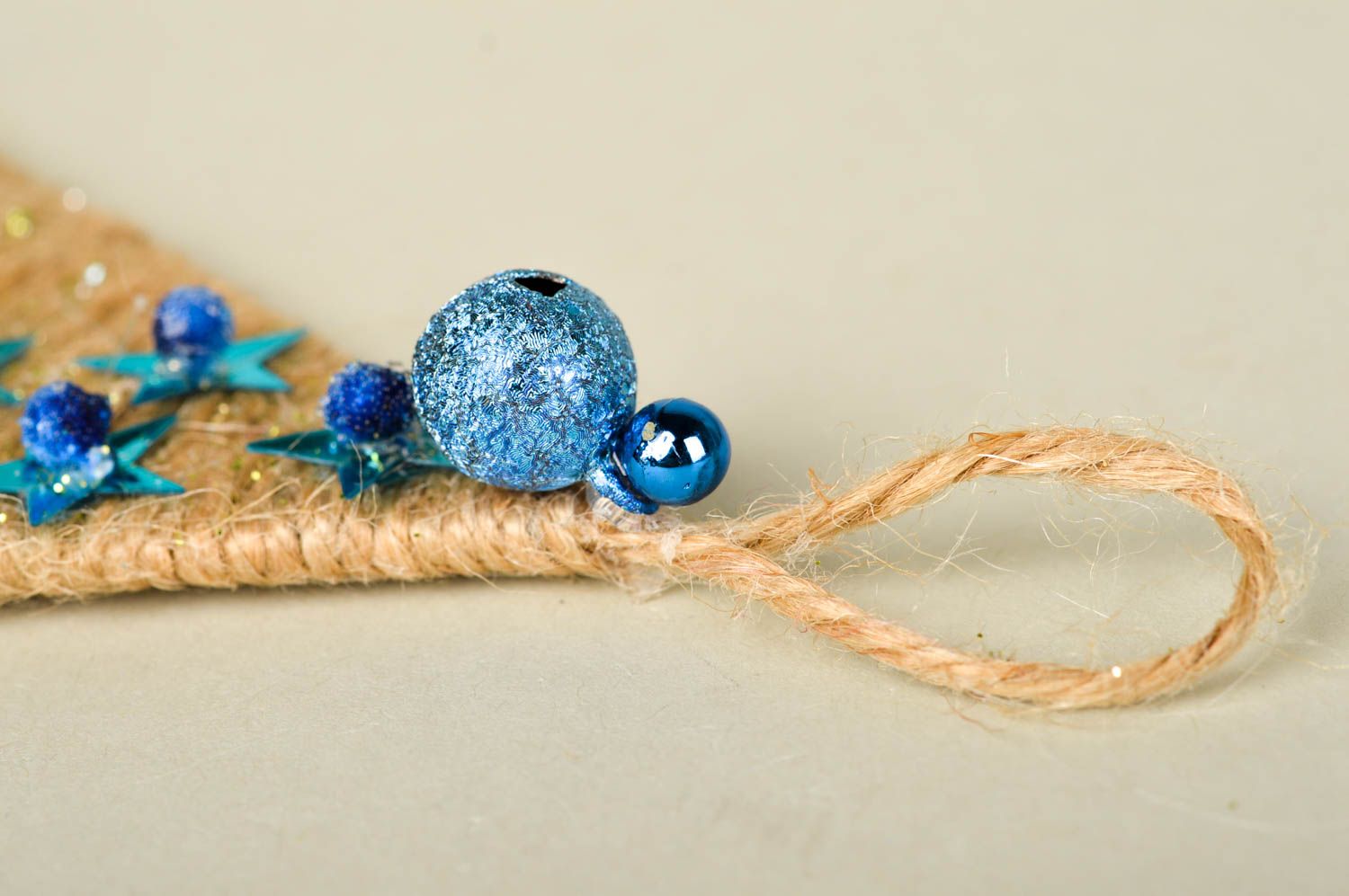 Игрушка елочка ручной работы елочная игрушка с бусинками декоративная подвеска фото 3