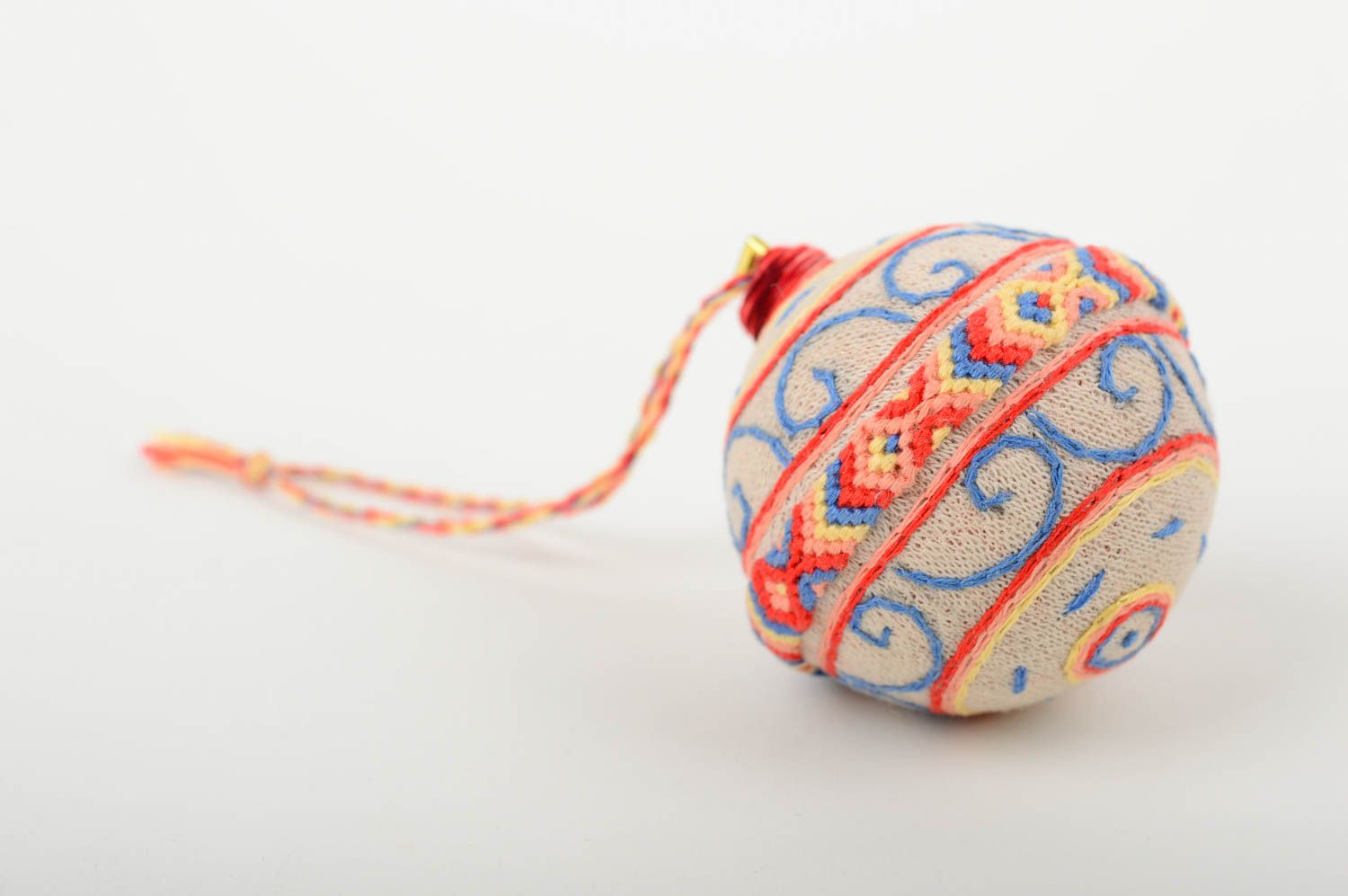 Новогодняя игрушка хэнд мейд декоративная подвеска шарик вышитый елочная игрушка фото 2