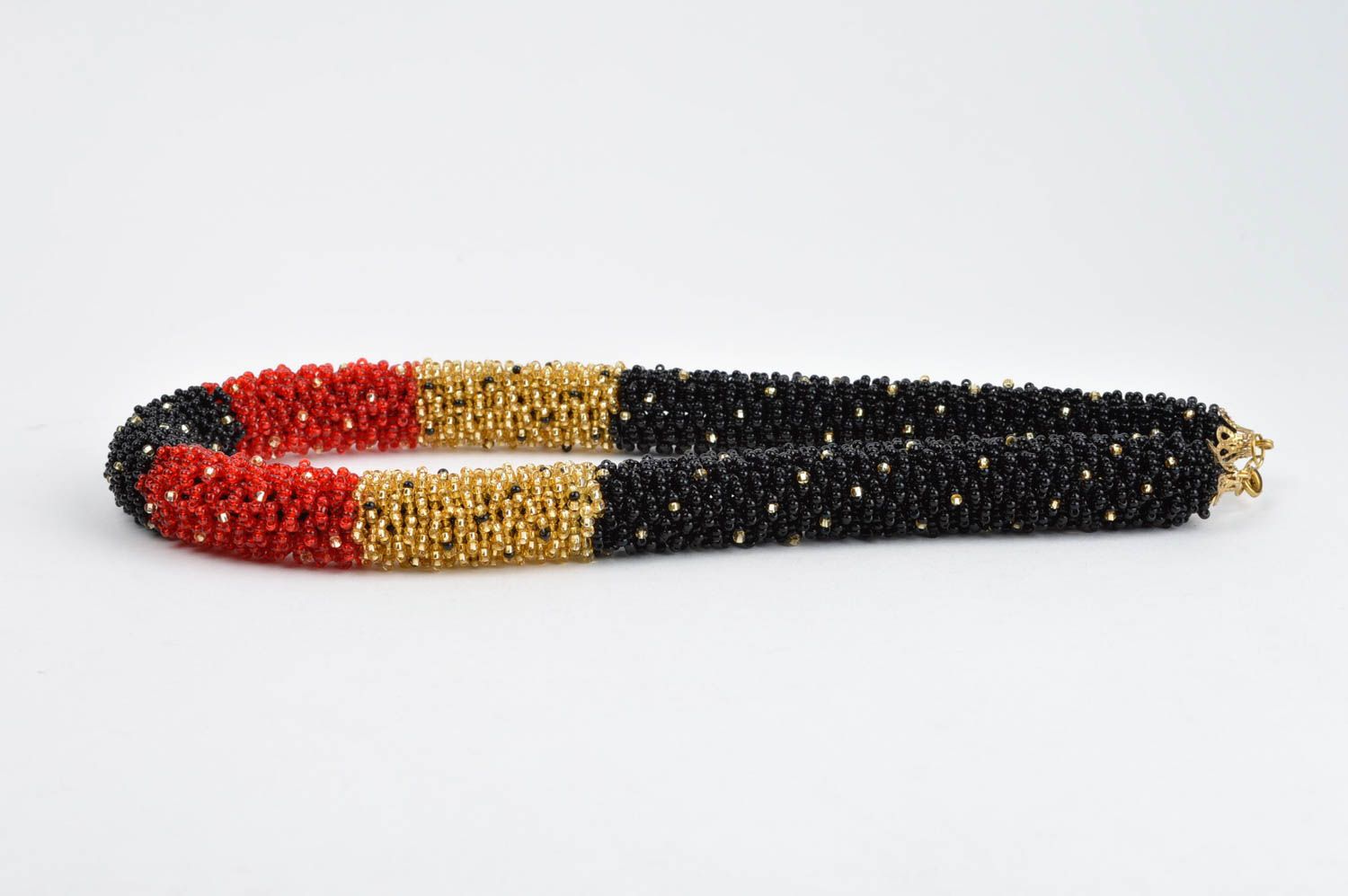 Collana di perline fatta a mano bigiotteria da donna in colore rosso nero giallo foto 2