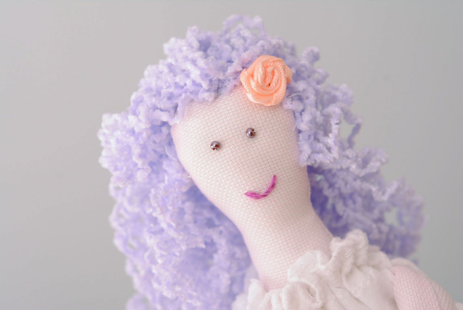 Тканевая кукла с фиолетовыми волосами фото 2