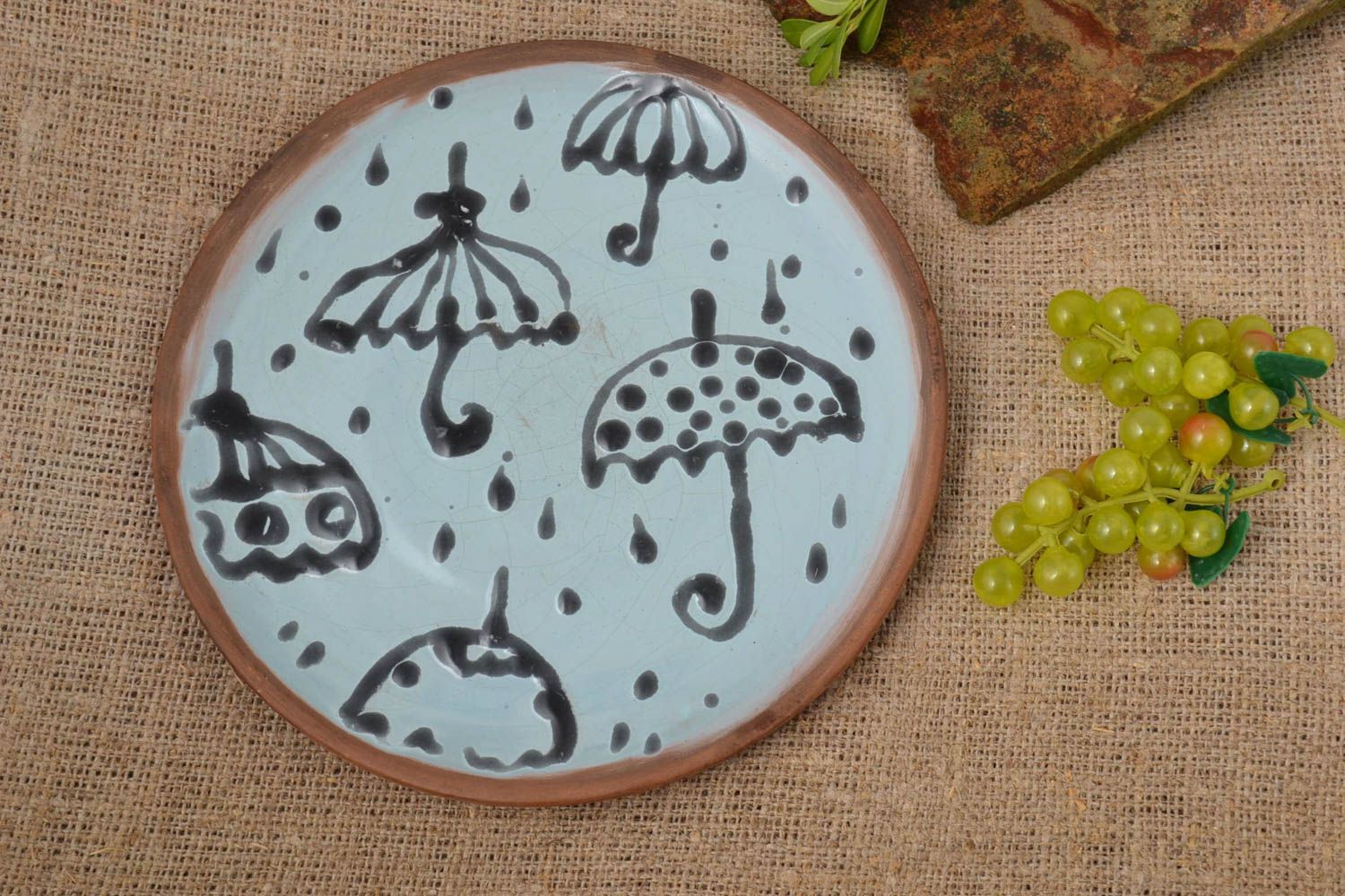 Керамика ручной работы глиняная тарелка с зонтиками глиняная посуда оригинальная фото 1