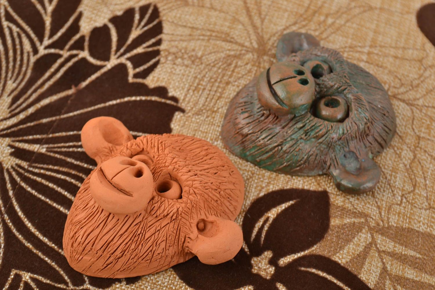 Set de masques décoratifs singes en argile faits main miniatures 2 pièces photo 1