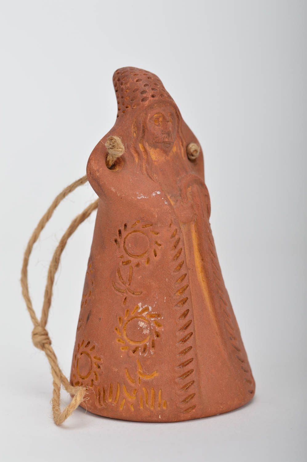Декоративный авторский колокольчик ручной работы из красной глины Пастух   фото 4