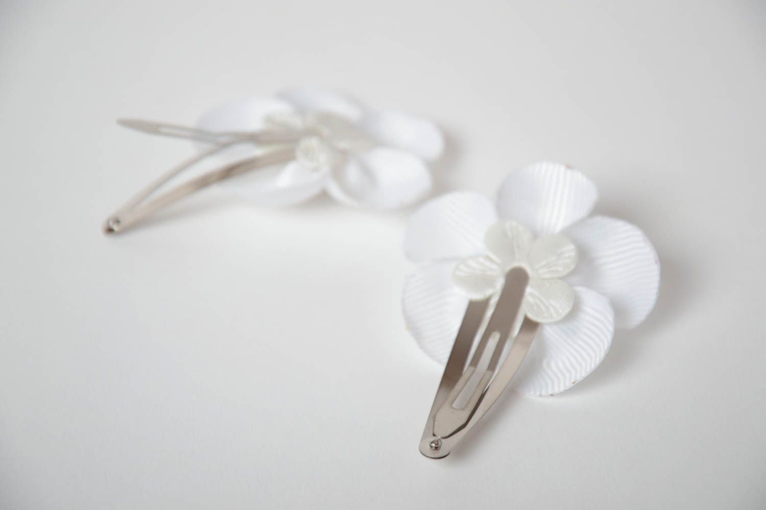 Beautiful children's handmade rep ribbon flower barrettes set 2 pieces white photo 3