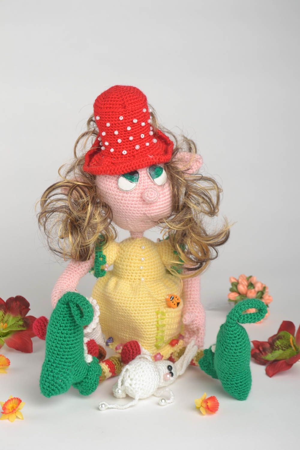 Jouet tricoté Peluche faite main Cadeau enfant original forme de fille-troll photo 1