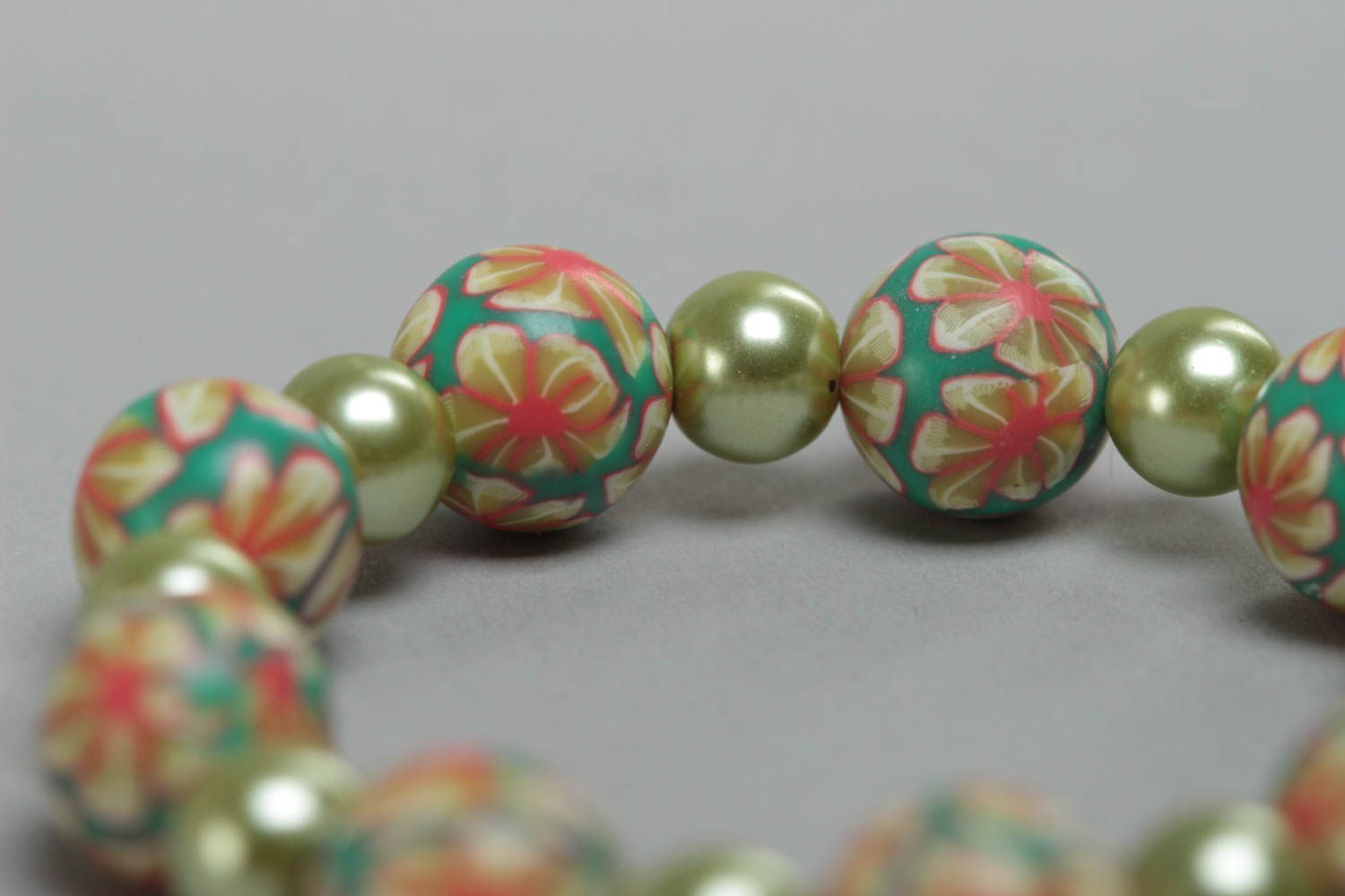 Bracelet en perles plastiques sur élastique pastel à motif floral fait main photo 3