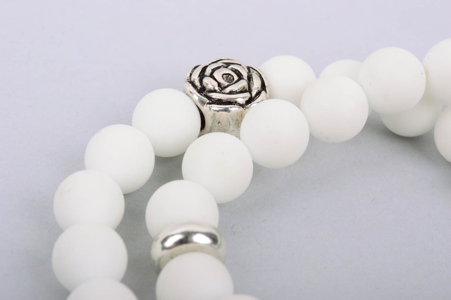 Белые браслеты из натуральных камней с подвеской ручной работы для девушек фото 4