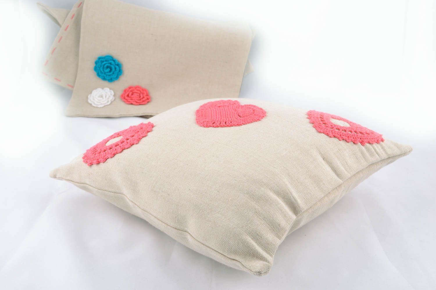 Almohada hecha a mano de diván con corazones foto 1