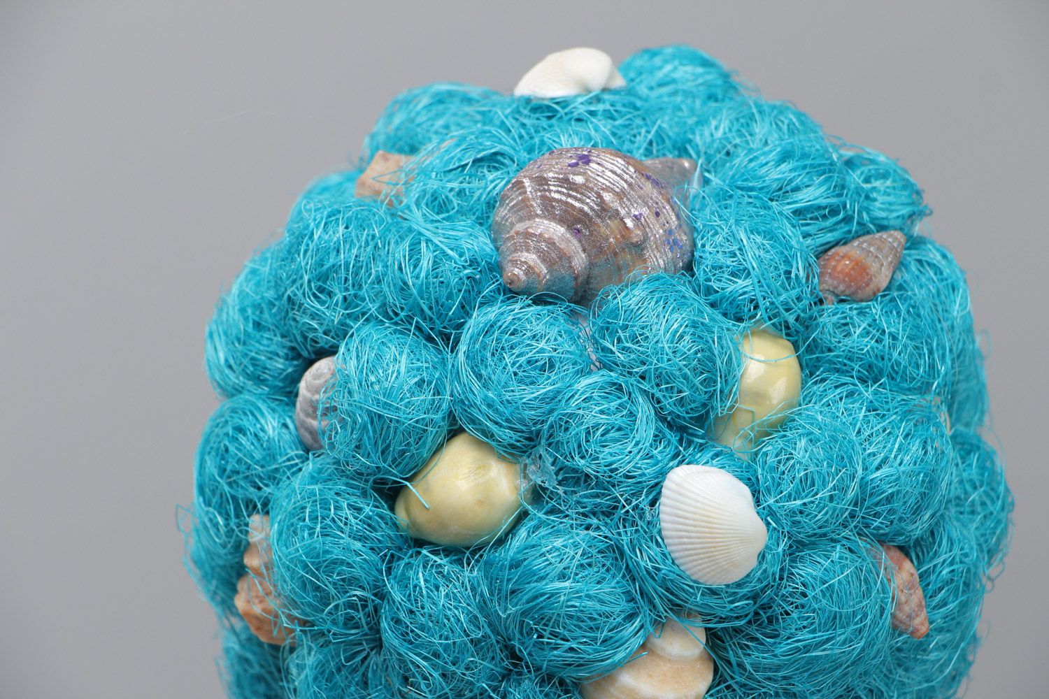 Topiario artesanal de materiales naturales de sisal y conchas de tonos azules foto 3